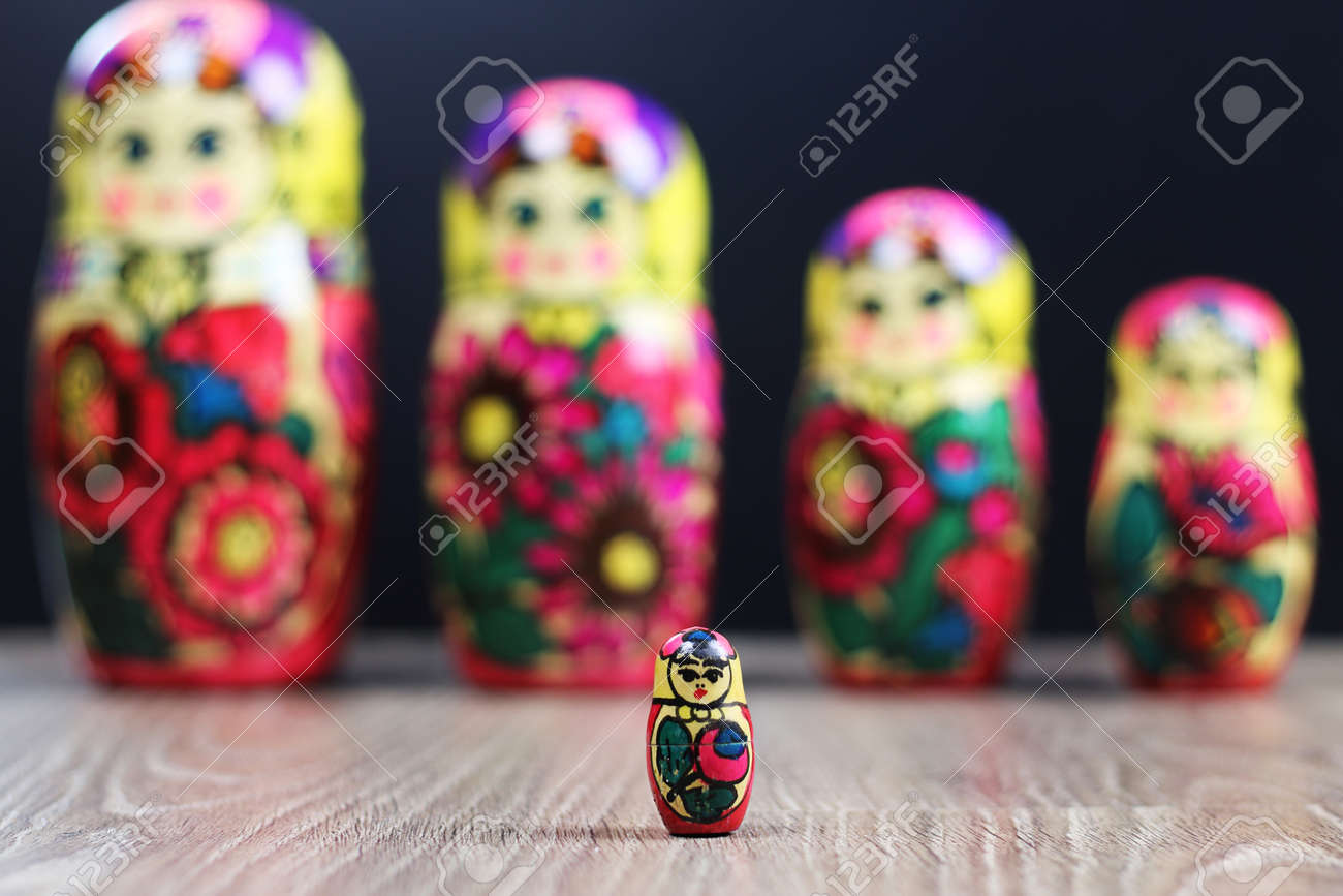 マトリョーシカ ロシア伝統的な人形内部に空はまだ小さいが 同じ の写真素材 画像素材 Image