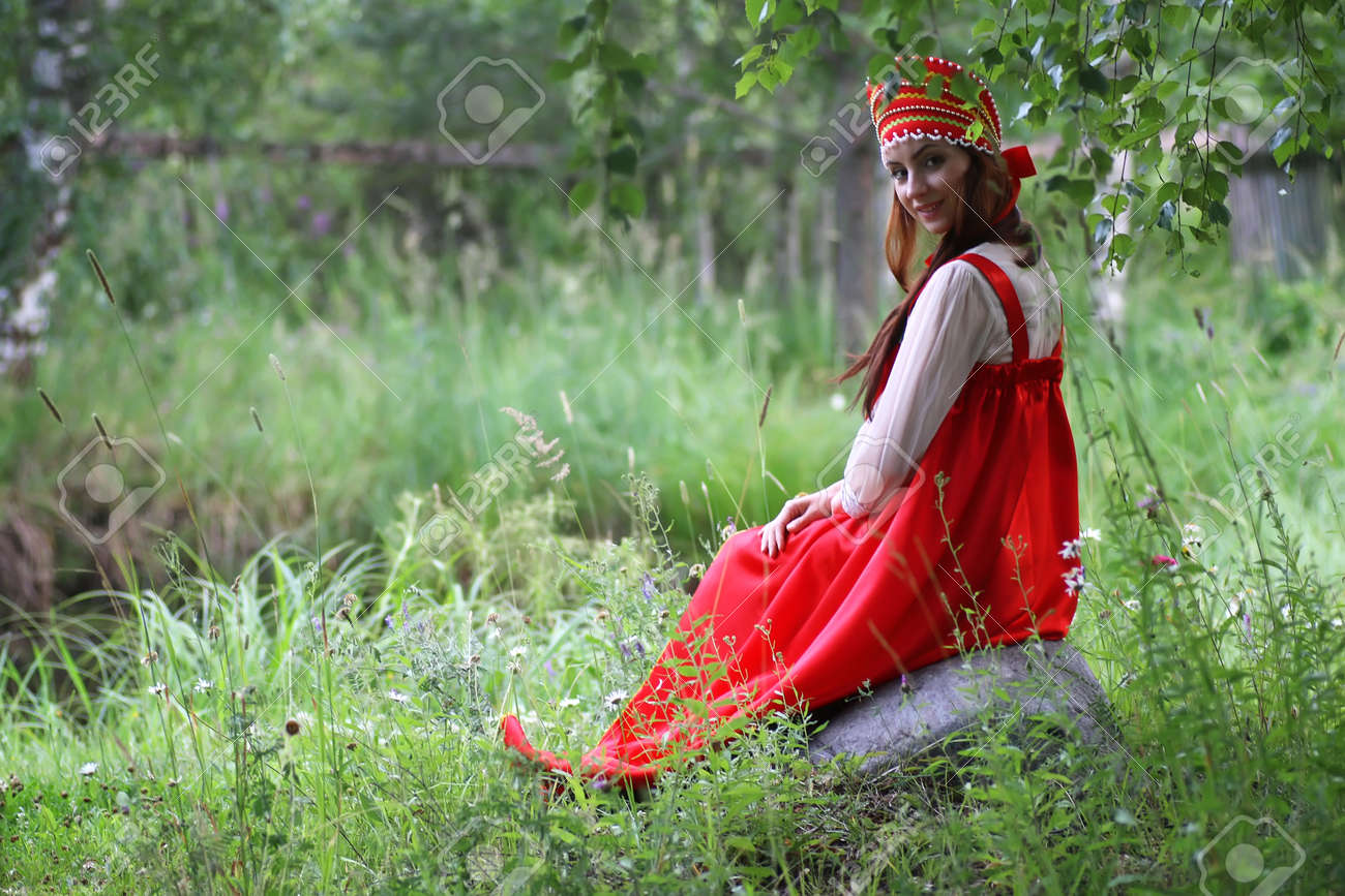 Jolie Fille Mignonne Dans Une Robe Slave Traditionnelle Sur La