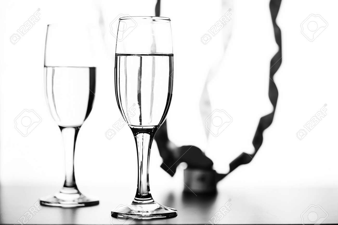 Glas Champagner Auf Weissem Tisch Auf Einem Weissen Hintergrund Isolieren Lizenzfreie Fotos Bilder Und Stock Fotografie Image