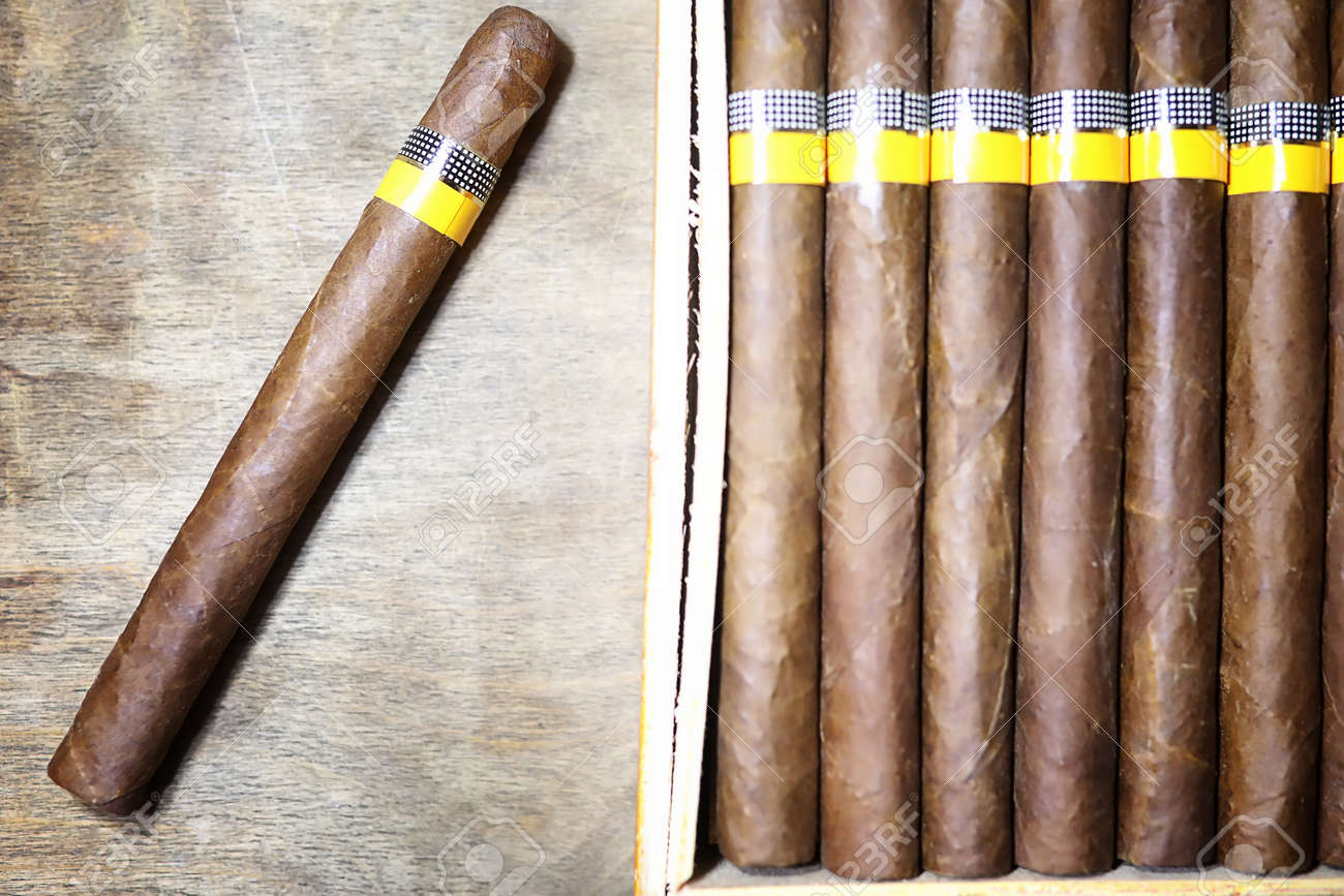 キューバ産の葉巻は見苦しくないパッケージで木製テーブルの上の大きな箱 の写真素材 画像素材 Image