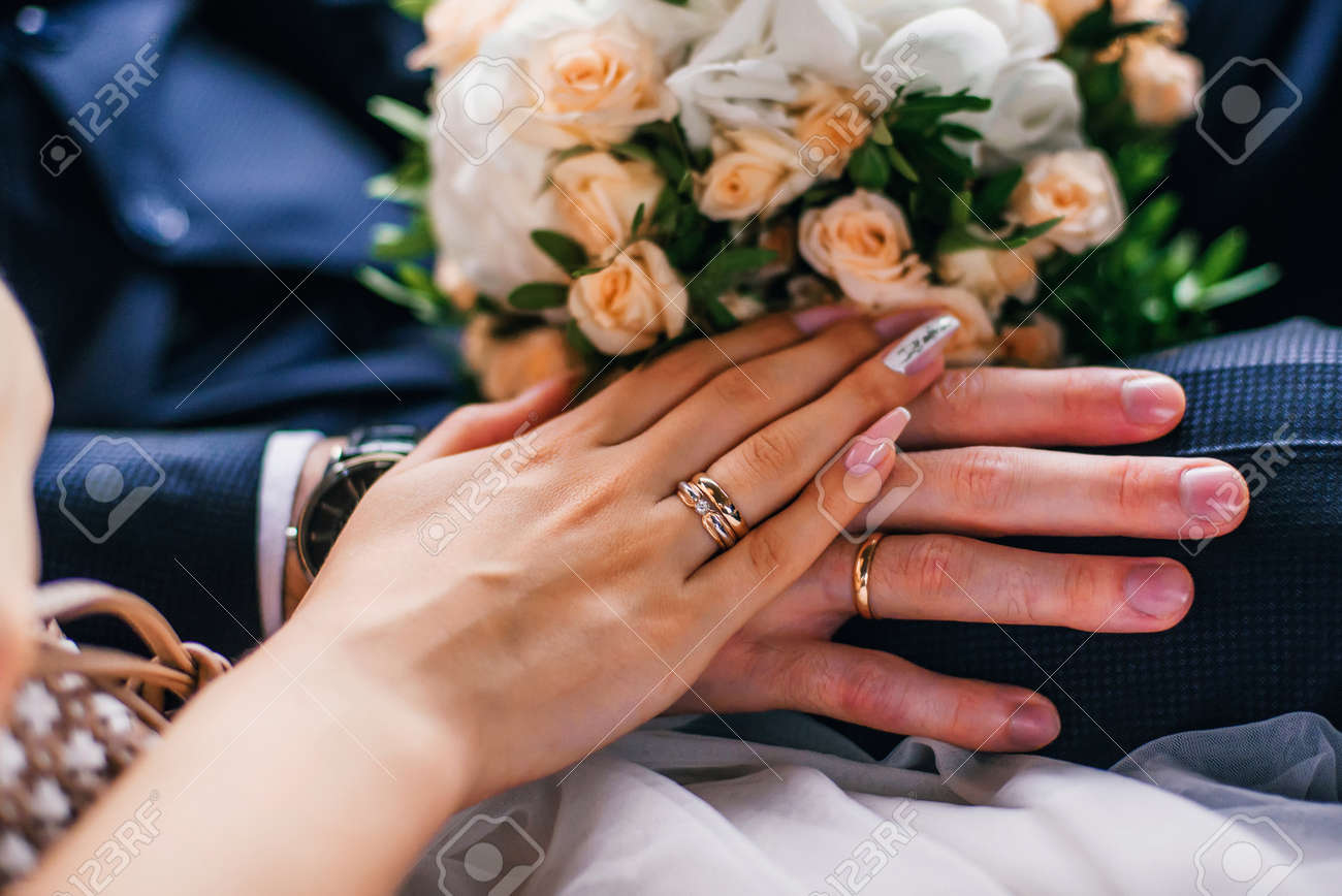 Anillos De Compromiso En Mano Casados Manos De Novios Con Anillos