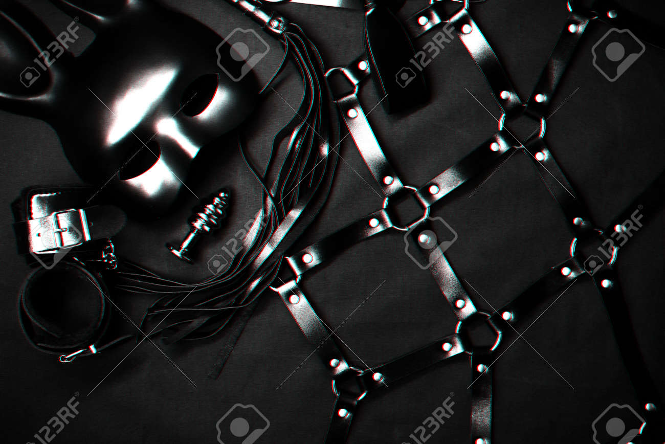 BDSMセックス用レザーフロガー、手錠、ベルト、チョーカー、マスク、メタルアナルプラグの写真素材・画像素材 Image 155662174