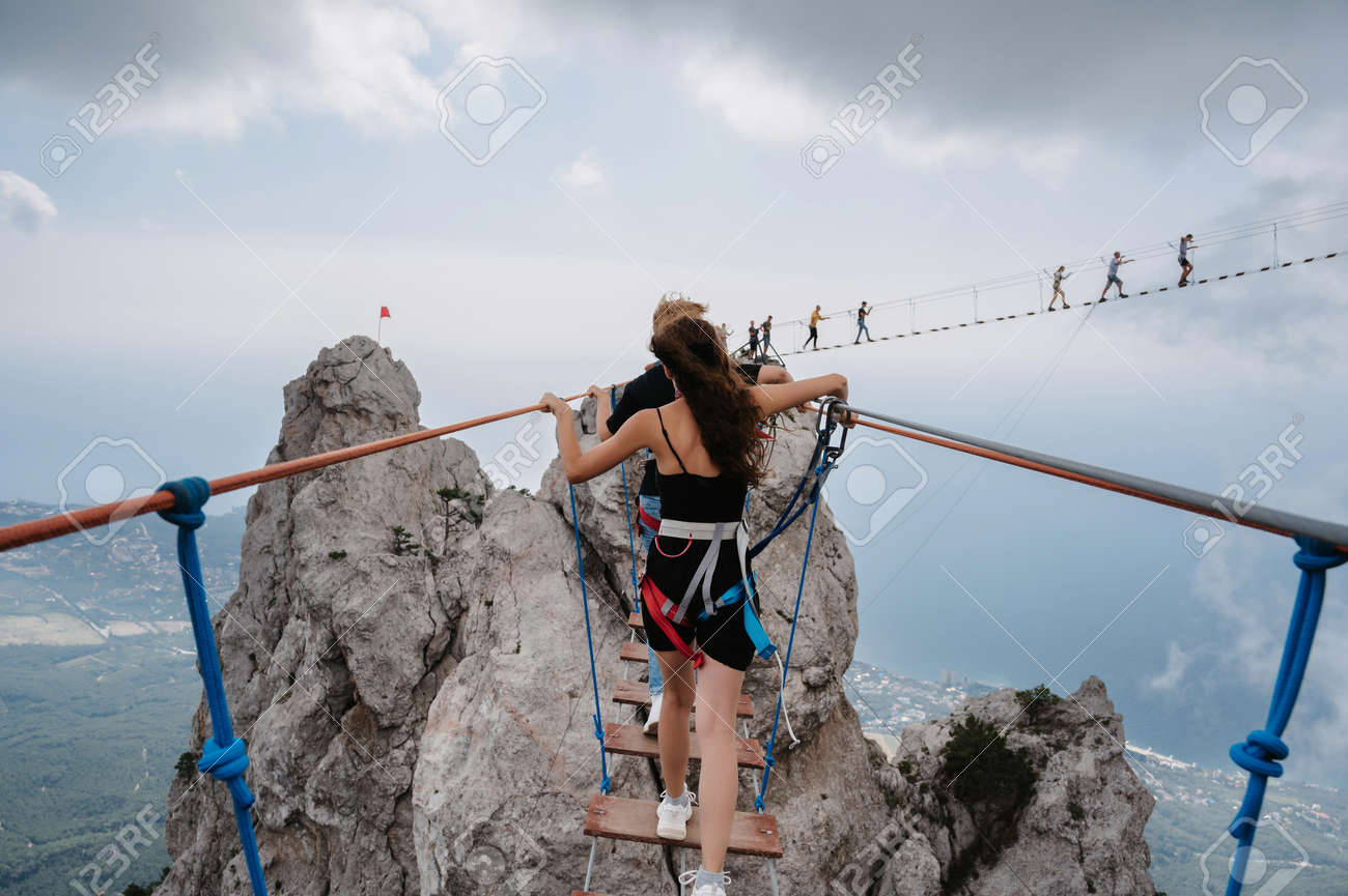 少女われめ 少女はクリミア半島のアイペトリ山の頂上にある割れ目から吊橋を渡りますの写真素材・画像素材 Image 181252945