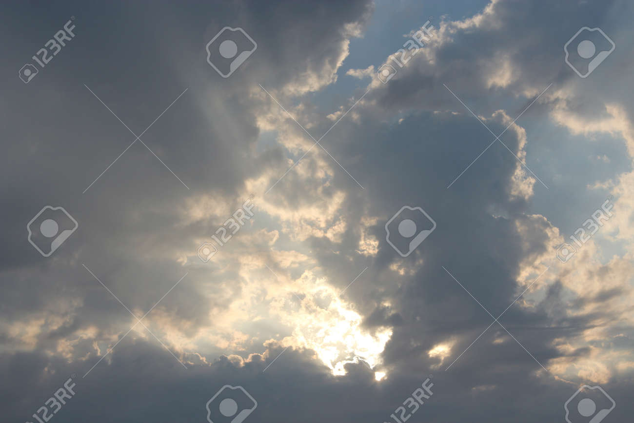 淡い絵のような雲が美しい夜の風景 の写真素材 画像素材 Image