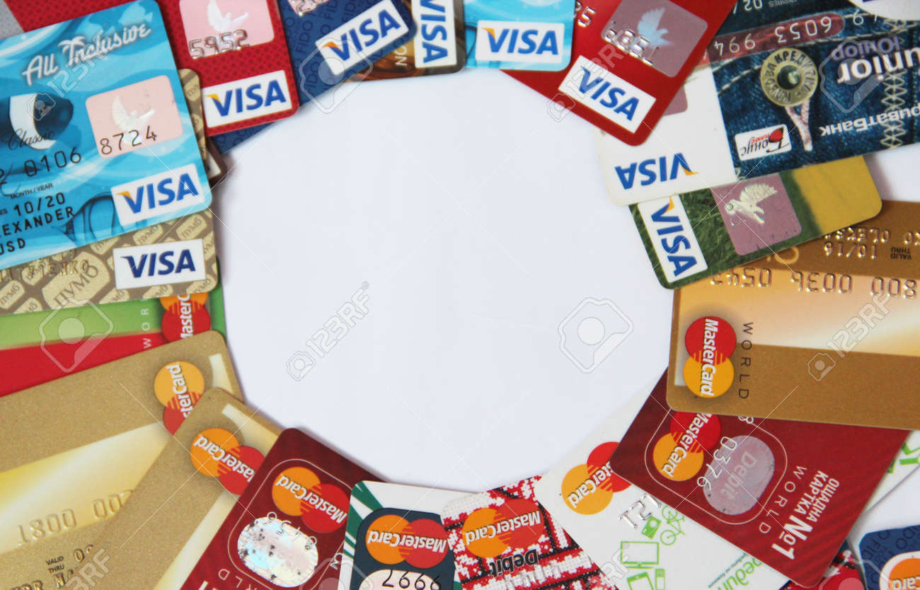 비자 및 마스터카드 브랜드 로고가 있는 신용카드. 많은 비자 및 마스터 카드 신용 카드를 닫습니다. 비자 및 마스터 카드의 플라스틱  은행 카드. 국제 결제 시스템 로열티 무료 사진, 그림, 이미지 그리고 스톡포토그래피.