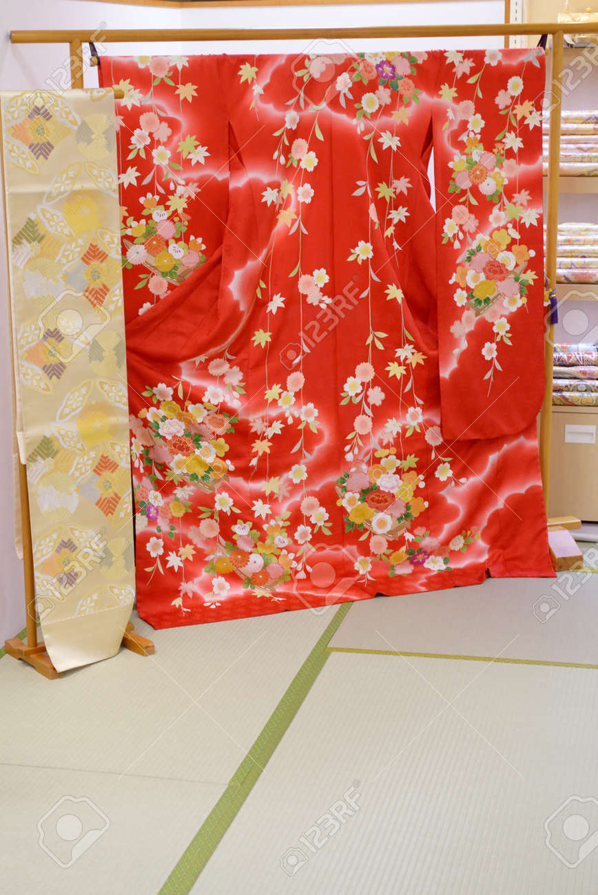 東京 日本の店でディスプレイ上の赤い絹日本の着物や帯ベルト の写真素材 画像素材 Image