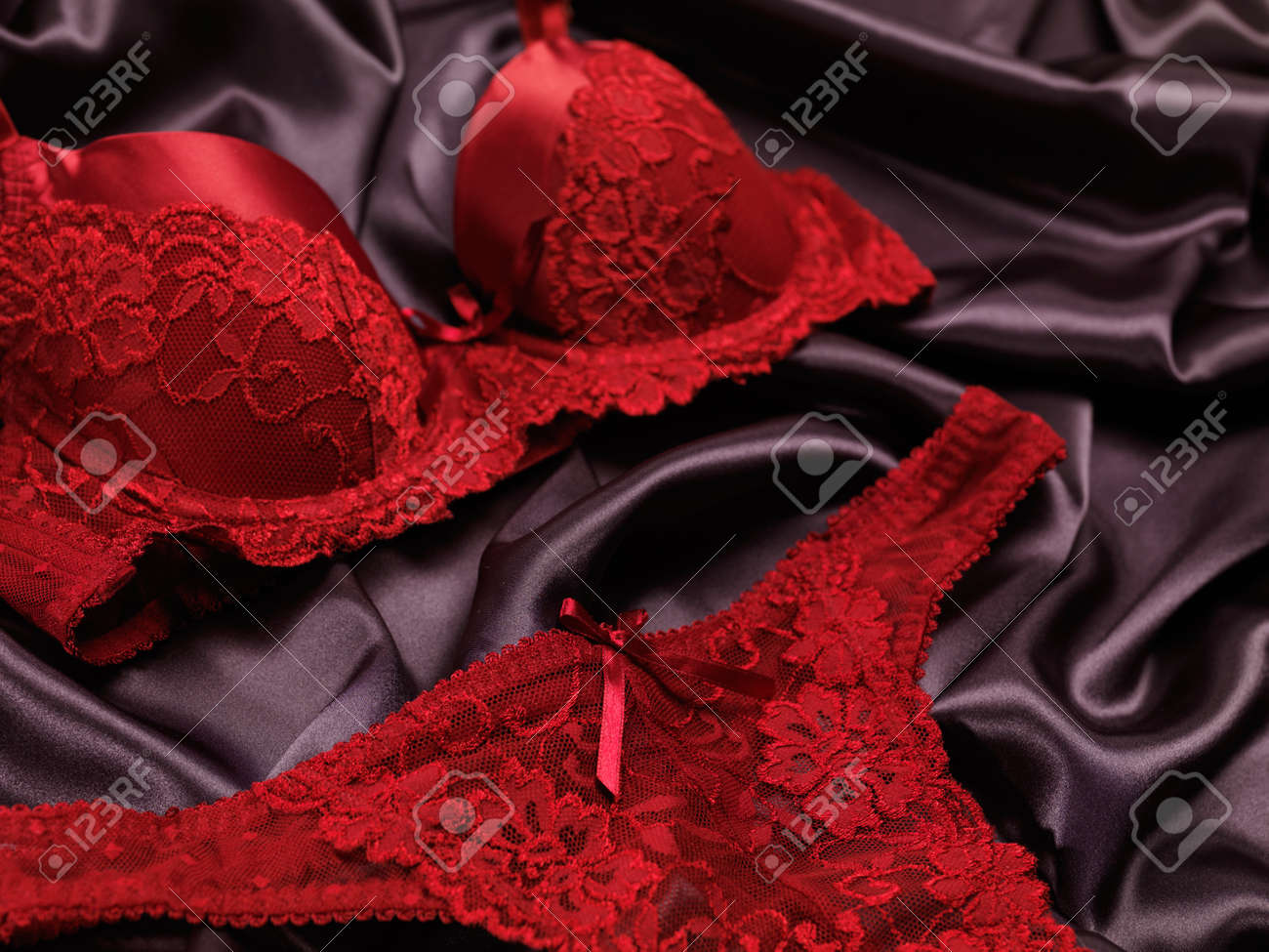 Sous Vêtements Féminins En Dentelle Rouge Foncé Sur Fond Noir Banque D Images Et Photos Libres De Droits Image 40151932