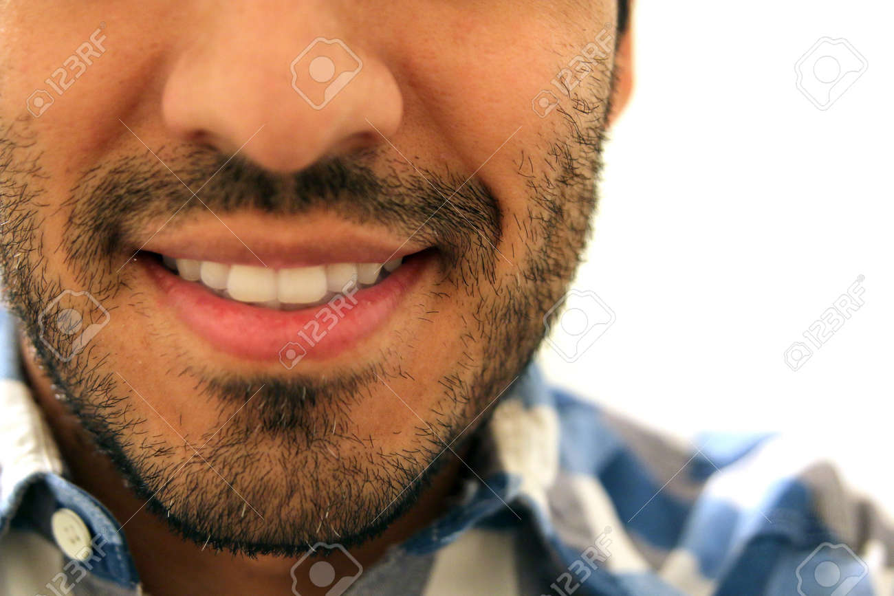 髭の男は笑みを浮かべて 明るい白い歯のクローズ アップ の写真素材 画像素材 Image
