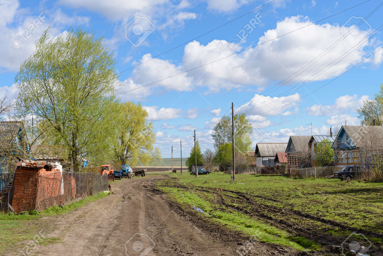 17 年 5 月 7 日 ロシアの奥地の村通り ロシア チュヴァシ共和国 Kivsert 村 Yanishevo の写真素材 画像素材 Image
