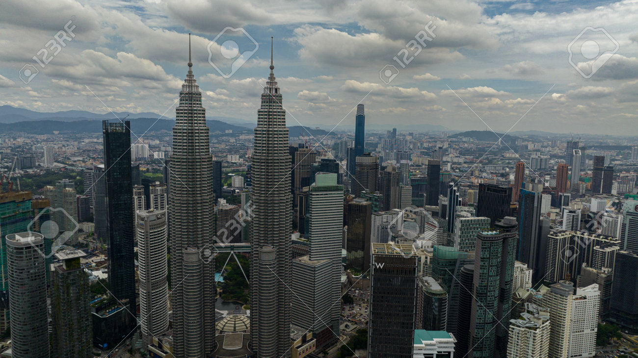 Night Photography - Petronas Twin Towers at Night in Kuala Lumpur, Malaysia  | PeakD, image size:1300x730