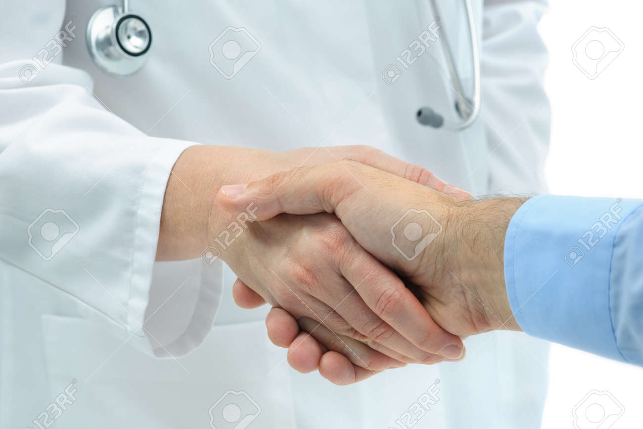 医者は患者に孤立した白い背景握手を交わしています の写真素材 画像素材 Image