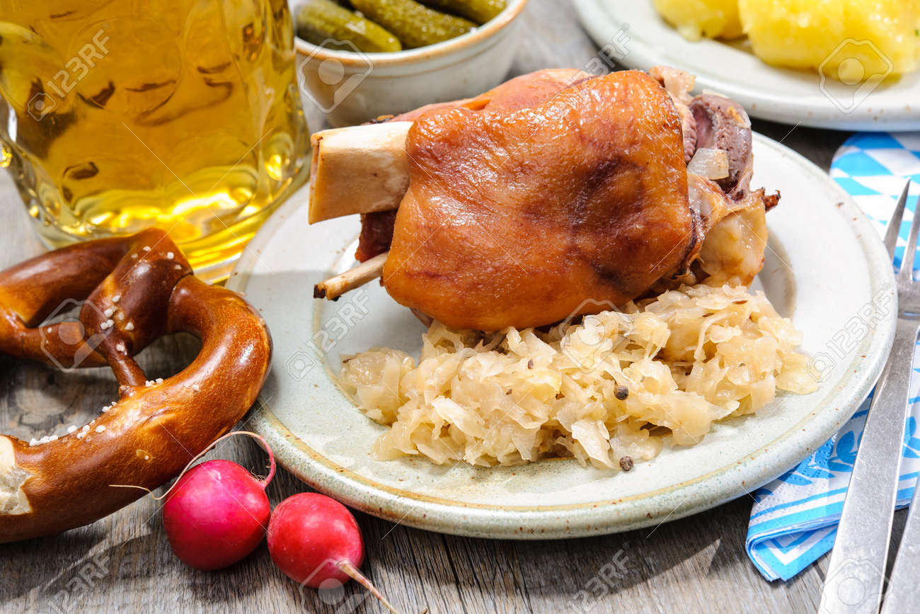 酢漬けのキャベツと Schweinshaxe ドイツの豚肉のナックル の写真素材 画像素材 Image 酢漬けのキャベツと Schweinshaxe ドイツの豚肉のナックル の写真素材 画像素材 Image