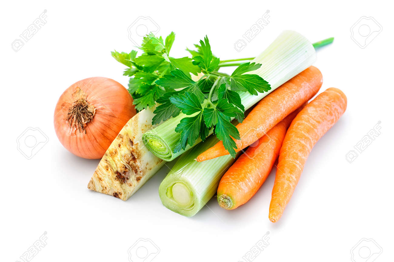 ミルポワ 野菜スープ ニンジン タマネギ ネギ セロリ パセリの白い背景の上のための原料 の写真素材 画像素材 Image