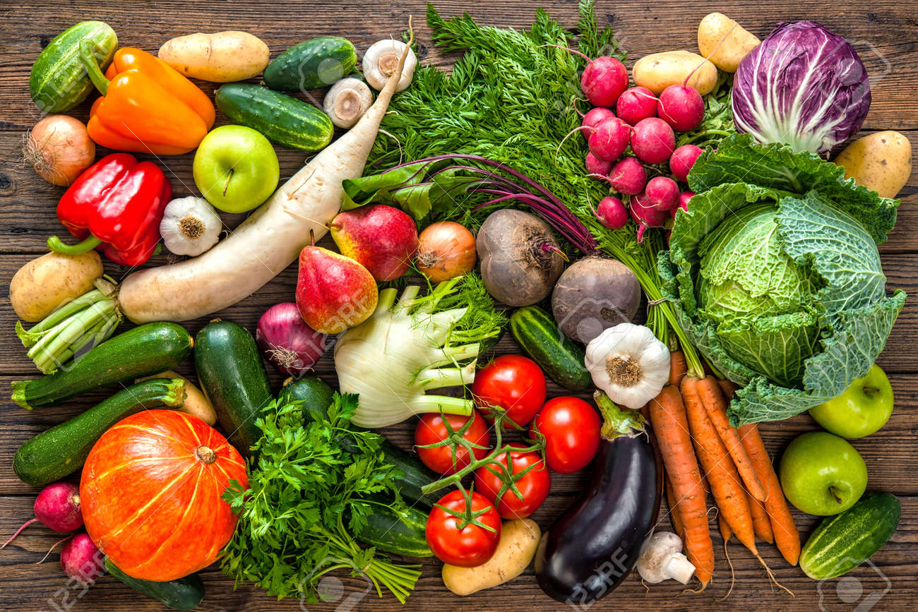 木製の背景での新鮮野菜の詰め合わせ の写真素材 画像素材 Image
