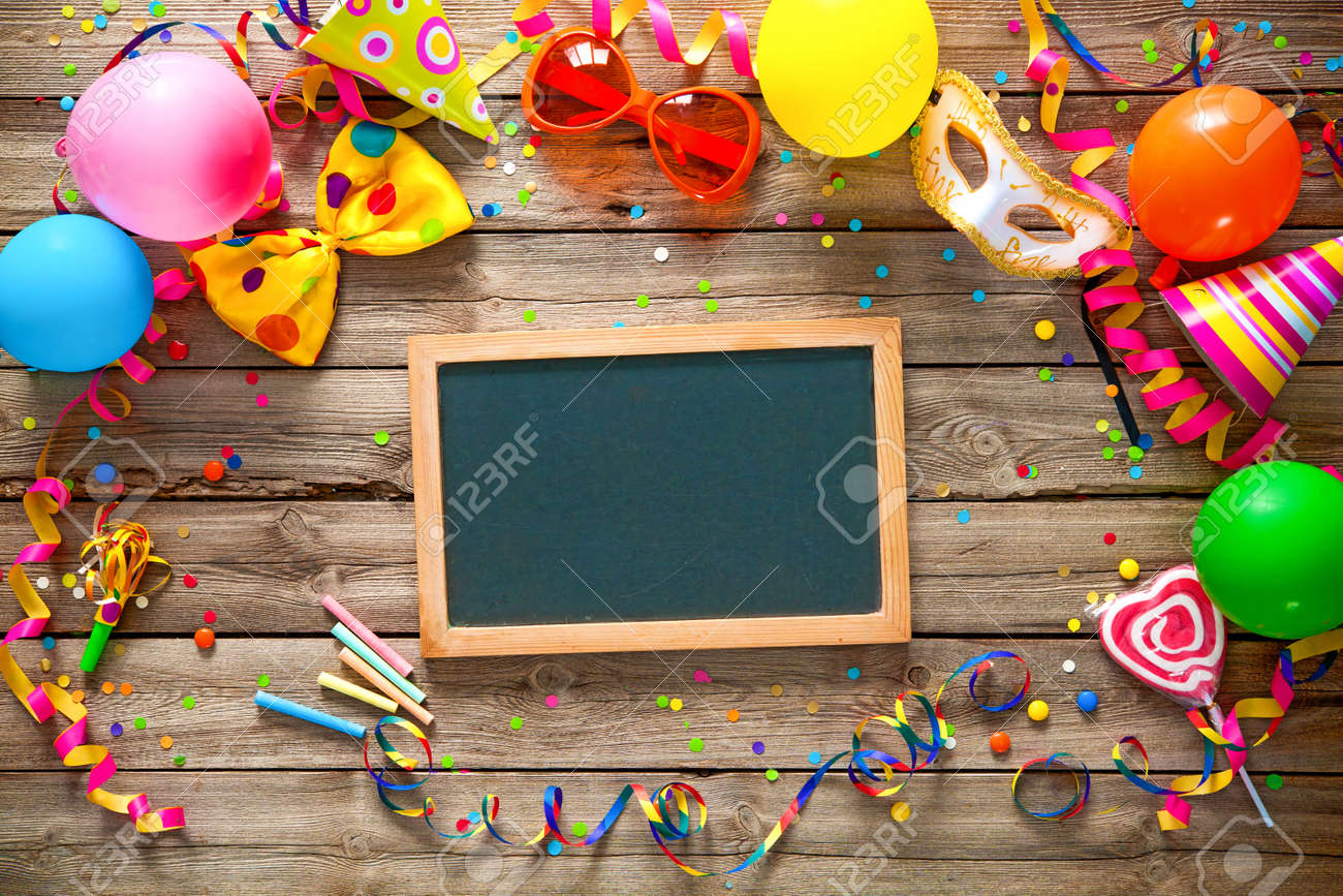 Cadre D Anniversaire Ou De Carnaval Colore Avec Des Articles De Fete Sur Fond De Bois Banque D Images Et Photos Libres De Droits Image Cadre D Anniversaire Ou De Carnaval Colore Avec Des Articles De Fete Sur Fond De Bois Banque D Images Et Photos Libres De Droits Image