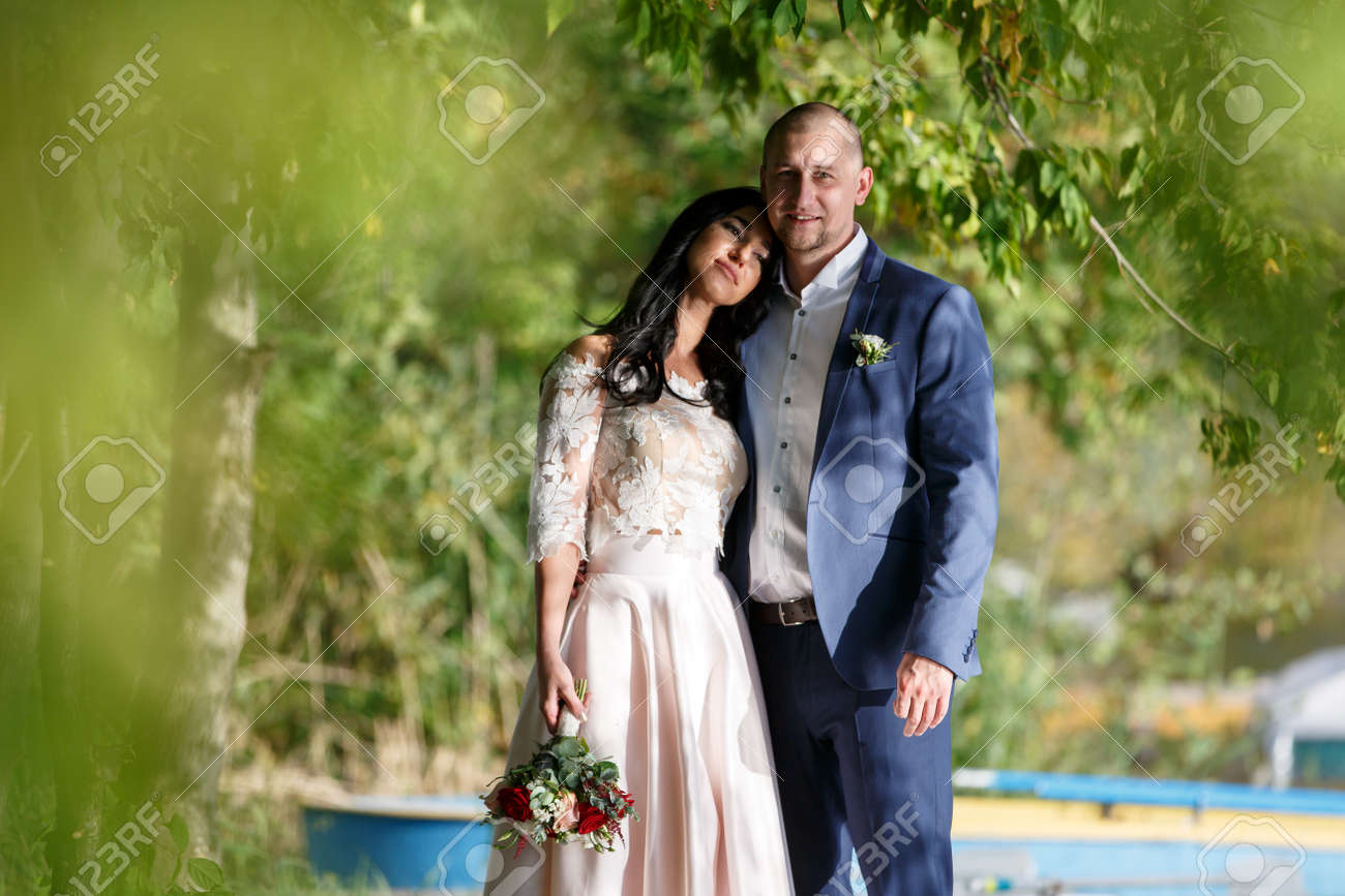自然の中でスマートな衣装で花嫁と花婿の美しい若いカップルの肖像画 花嫁は結婚式のブーケを持っています の写真素材 画像素材 Image 自然の中でスマートな衣装で花嫁と花婿の美しい若いカップルの肖像画 花嫁は結婚式のブーケを持っています の写真素材 画像素材 Image
