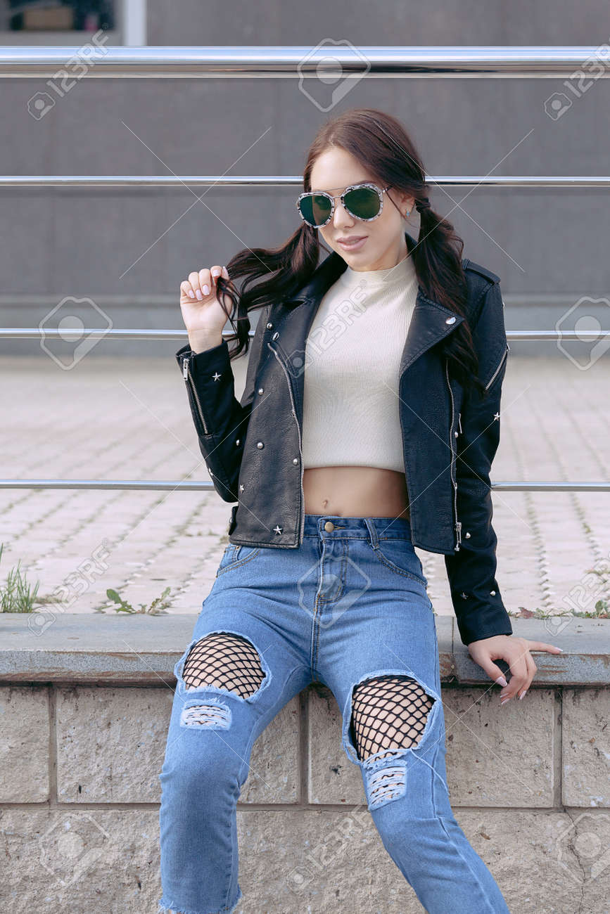 ロック スタイルの洋服 黒革のジャケット ブルー ジーンズ グリッド ボロボロ ジーンズの下にタイツでファッショナブルな若い女性 の写真素材 画像素材 Image ロック スタイルの洋服 黒革のジャケット ブルー ジーンズ グリッド ボロボロ ジーンズの下にタイツでファッショナブルな若い女性 の写真素材 画像素材 Image