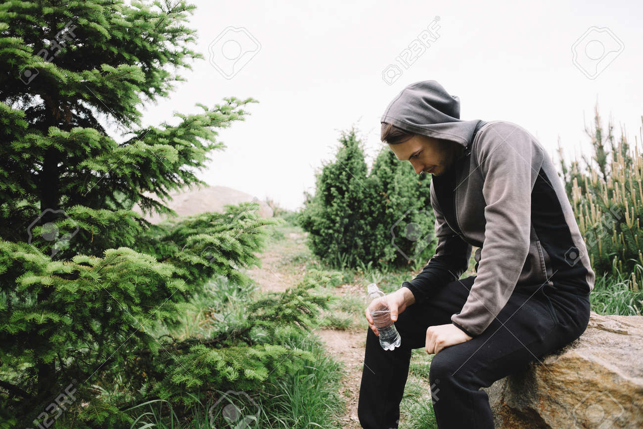 Resultado de imagen para imagen de alguien descansando en las piedras