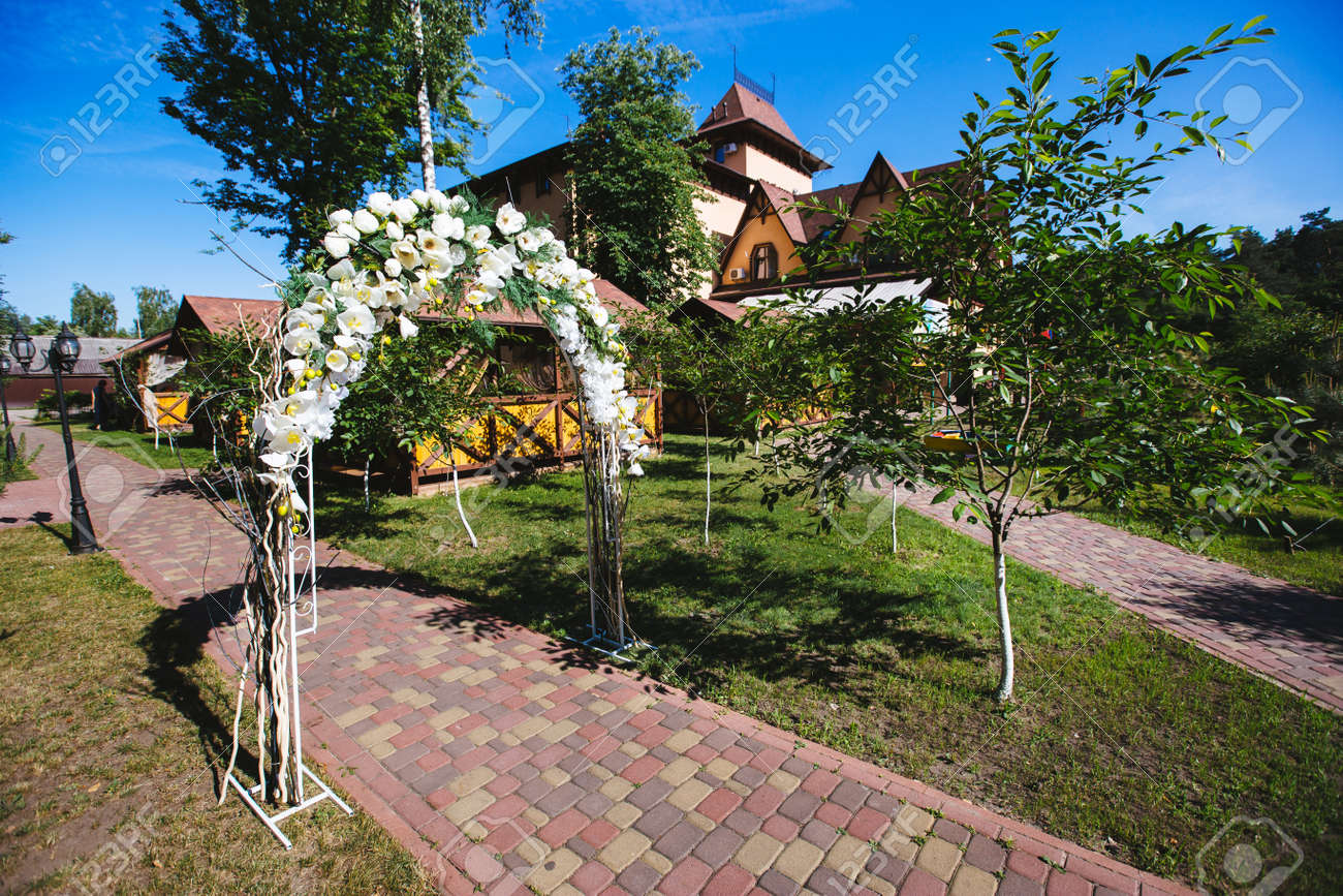 結婚式は 自然をアーチします 家の周りの木 の写真素材 画像素材 Image