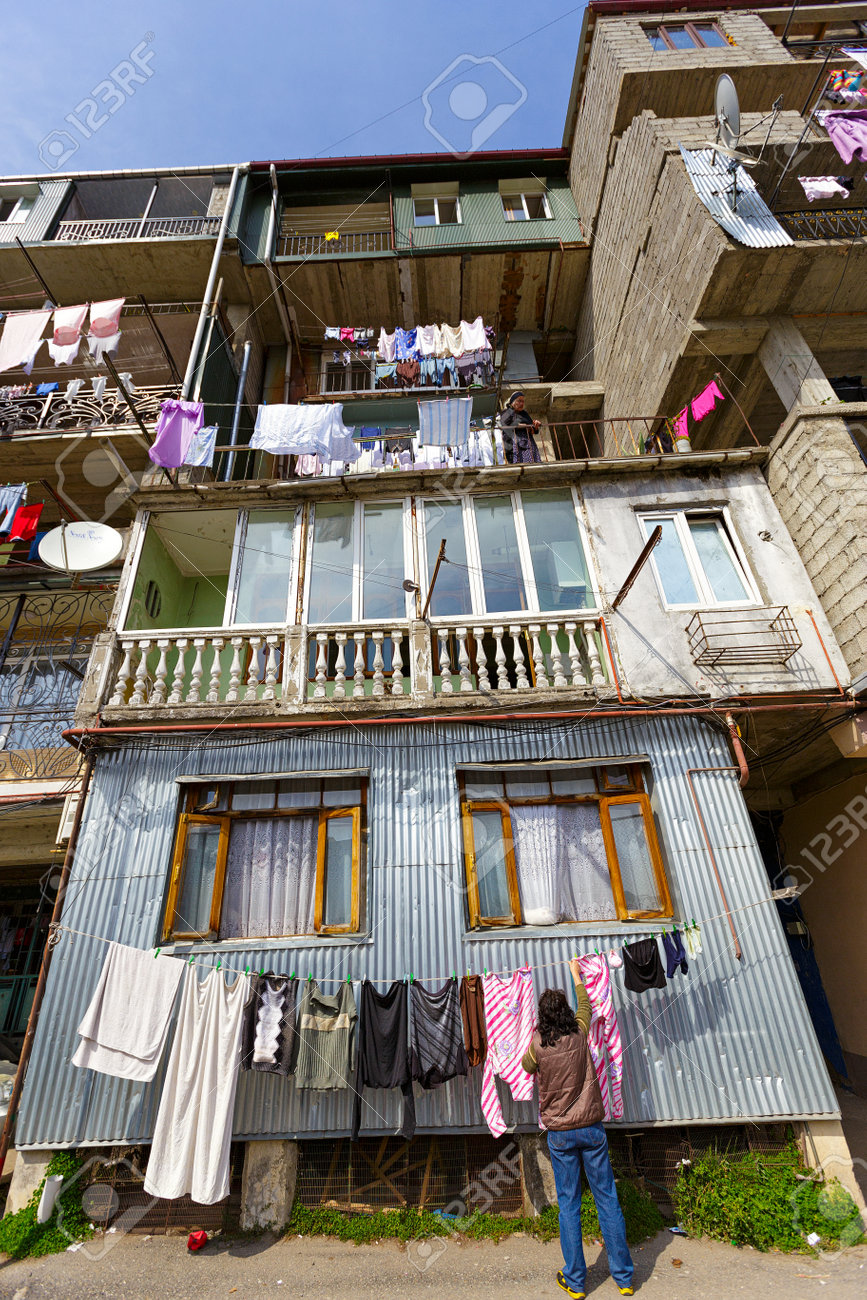 現代グルジア中庭 マンション 家のバルコニーの窓に沿って洗濯物 17 洗濯物を切った 14 の写真素材 画像素材 Image