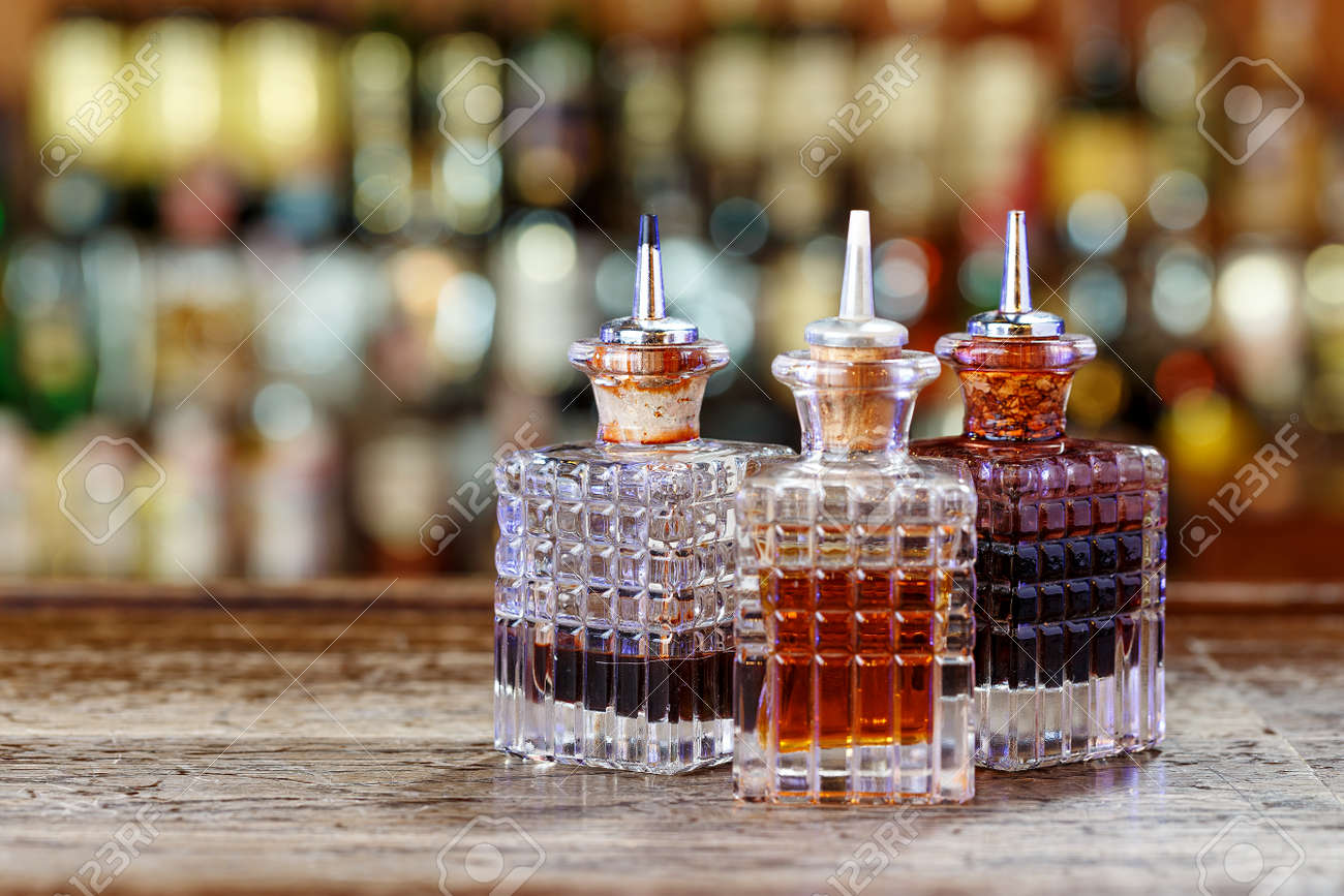 バーでバーテンダーの在庫カウンター 苦味とシロップの点滴バーの背景をぼかしの行に立って の写真素材 画像素材 Image
