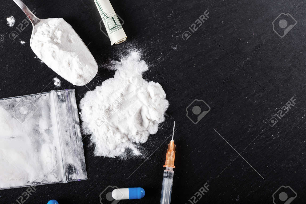 黒い背景に白い粉の形で薬物 次は注射器です の写真素材 画像素材 Image