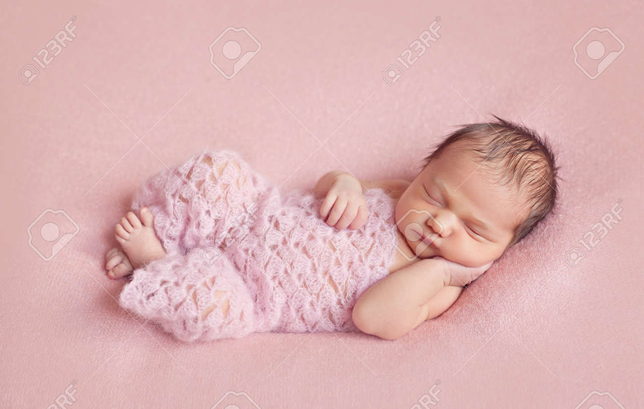 Ne Bebe Fille Posant Sur Fond Rose Banque D Images Et Photos Libres De Droits Image