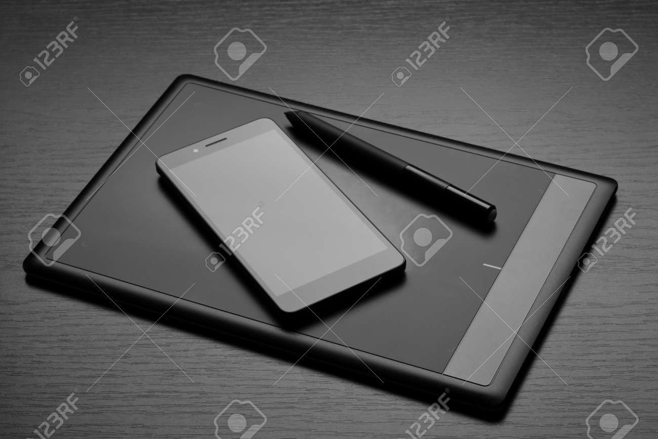 木製のテーブルの上に特別なペンのようなスタイラスとスマートフォンを備えたグラフィックタブレット デジタイザーまたはデジタル描画タブレットとも呼ばれます モノクロ画像 の写真素材 画像素材 Image 木製のテーブルの上に特別なペンのようなスタイラスとスマートフォンを備えたグラフィックタブレット デジタイザーまたはデジタル描画タブレットとも呼ばれます モノクロ画像 の写真素材 画像素材 Image