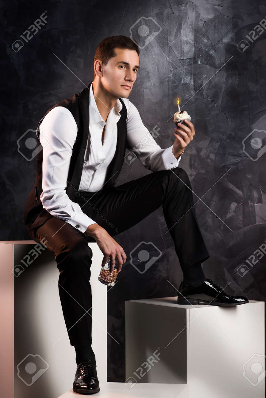 Seul Homme Pensif Triste Avec Un Petit Gateau Avec Une Bougie Dans Les Mains Et Un Verre De Whisky Banque D Images Et Photos Libres De Droits Image