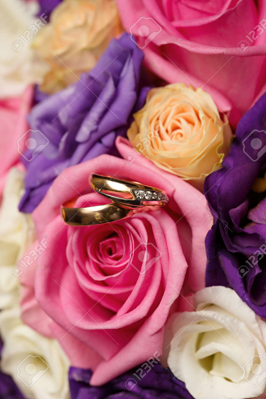 Anneaux De Mariage Dor Sur Un Bouquet De Fleurs Pour La Mariée