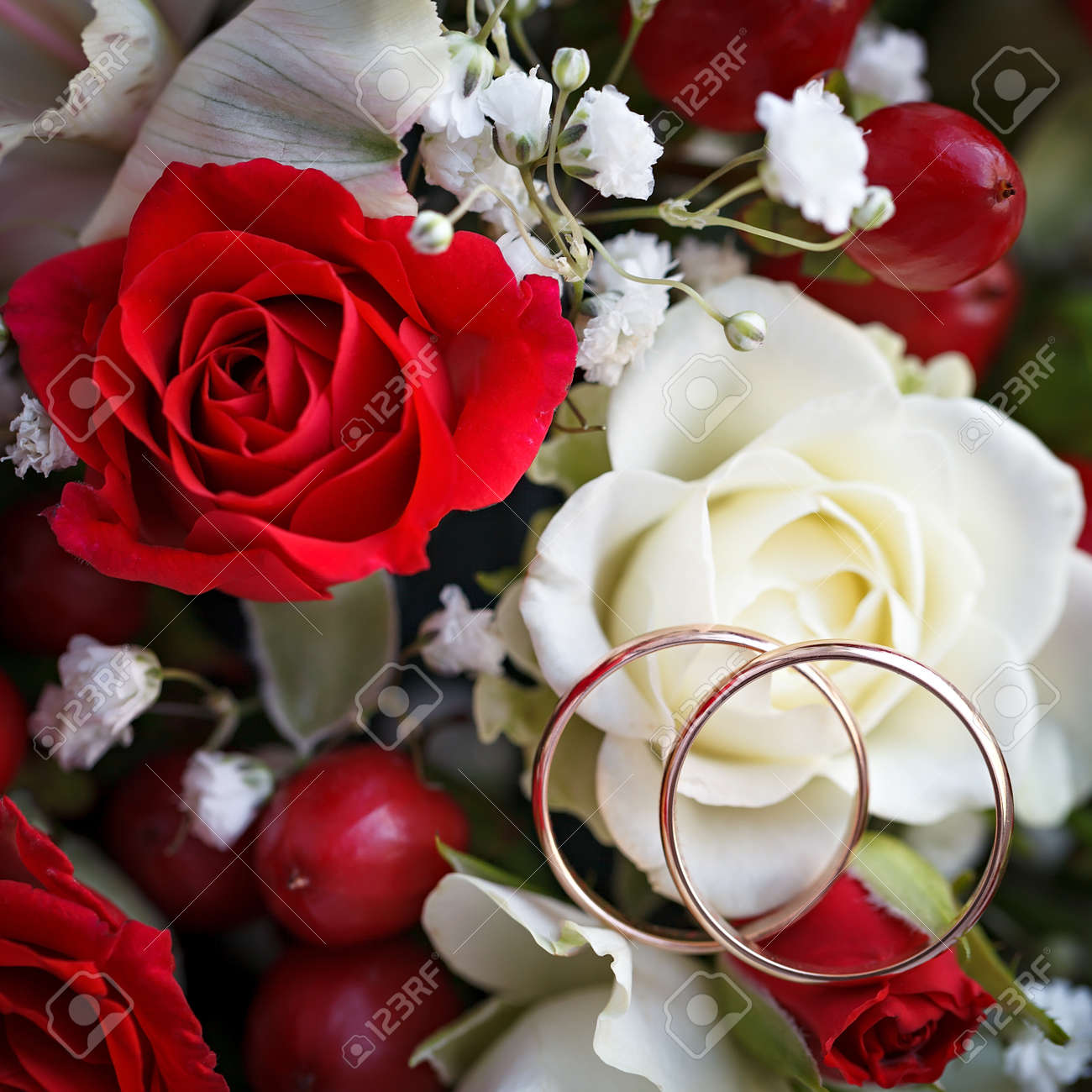 Bague De Mariage En Or Sur Le Bouquet De La Mariee Bouquet De Roses Rouges Et Blanches Banque D Images Et Photos Libres De Droits Image 46509847