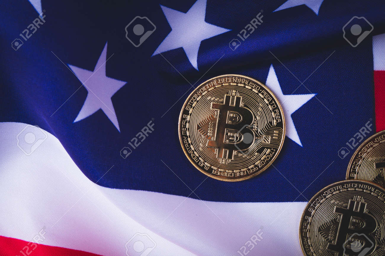 미국의 비트코인은 미국의 암호화폐 금지 미국 국기와 비트코인 코인 환율의 성장을 금지합니다 로열티 무료 사진, 그림, 이미지 그리고  스톡포토그래피. Image 189478130