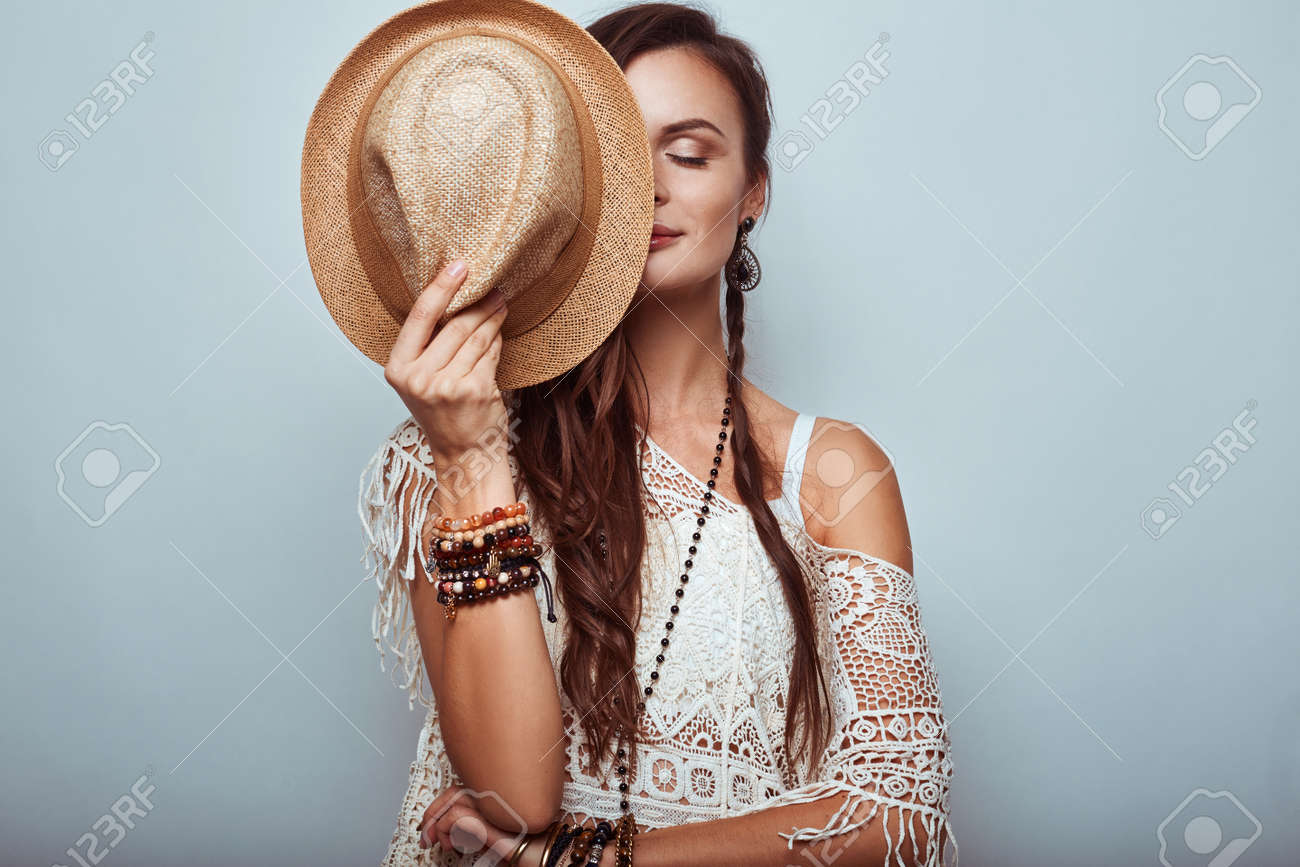 スタジオで帽子をかぶっている美しい若いヒッピー女性の肖像 の写真素材 画像素材 Image