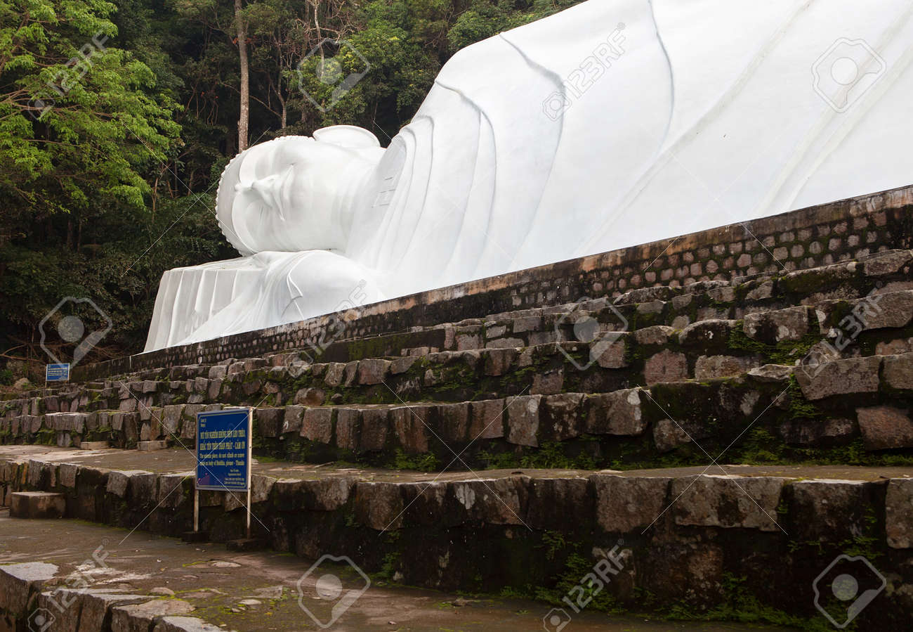 Lying Buddah Statue In Ta Cu Mountain Binh Thuan Province Vietnam This Is The Biggest Lying Buddha Statue In South East Asia Banco De Imagens Royalty Free Ilustracoes Imagens E Banco De