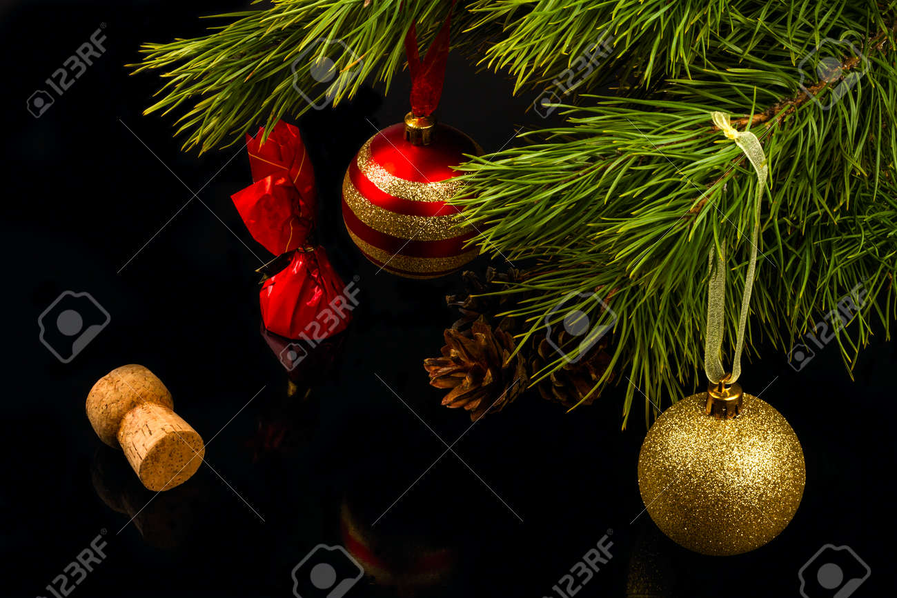 Nouvel An Arbre De Noël De Fond Avec Cône De Pin Boule De Noël Bouchons De Champagne Et Des Bonbons
