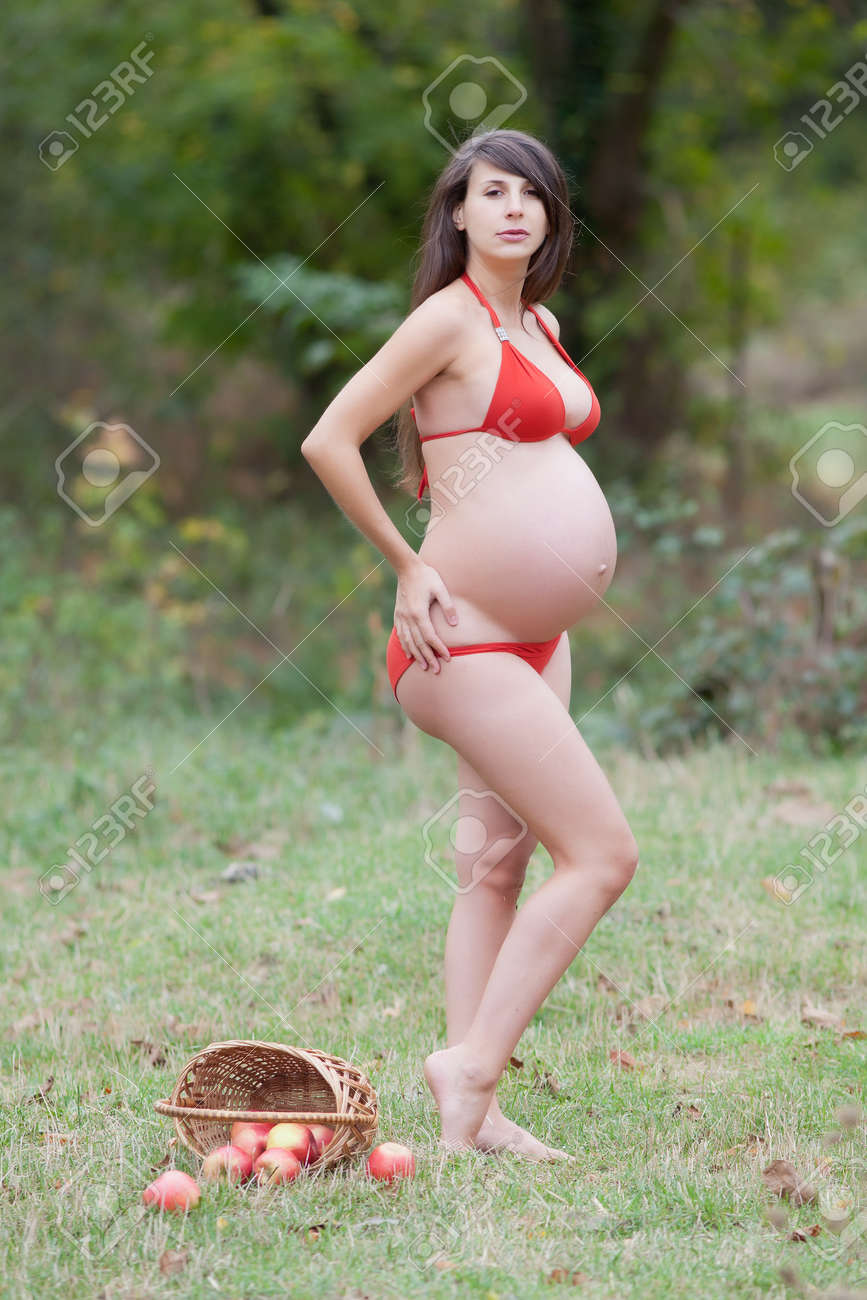 mujeres embarazadas en traje de baño