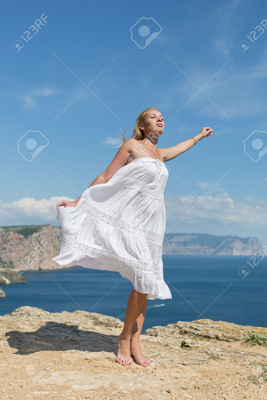 молодая жена позирует