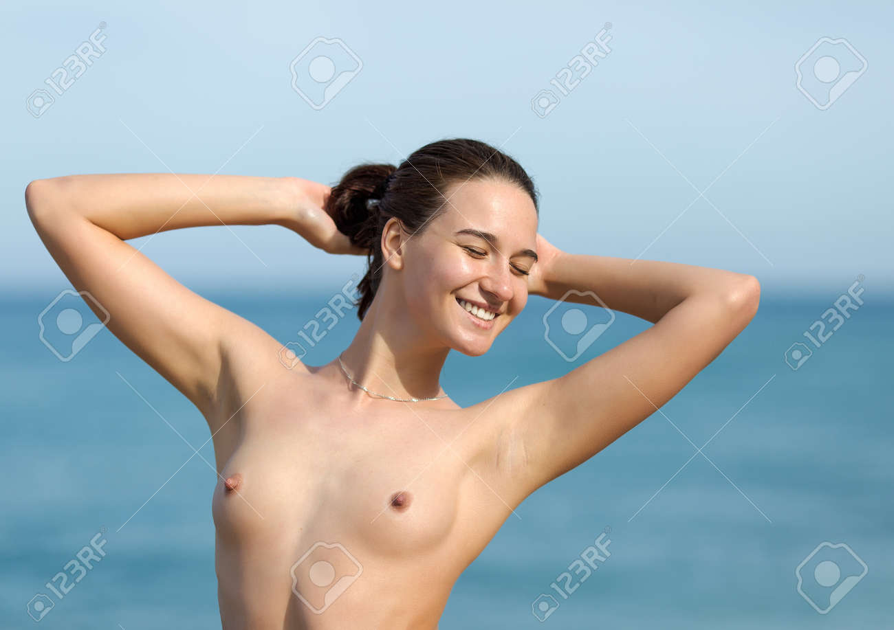 女性　裸　正面 海の女の子。裸の若い女性が頭の後ろに手でポーズの写真素材・画像素材 Image 37172367