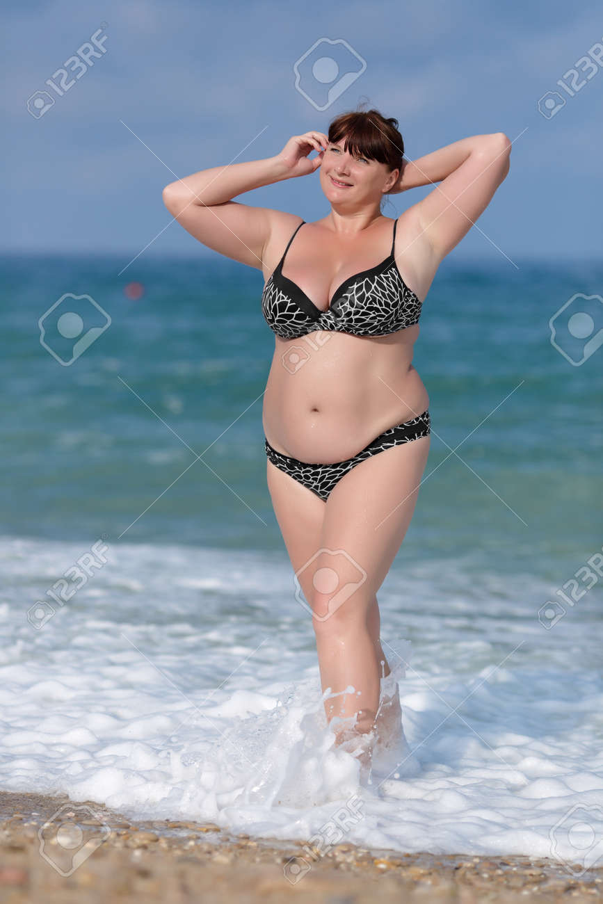 海で水着の女性 太りすぎの水着海に対して腕でポーズの若い女性 の写真素材 画像素材 Image