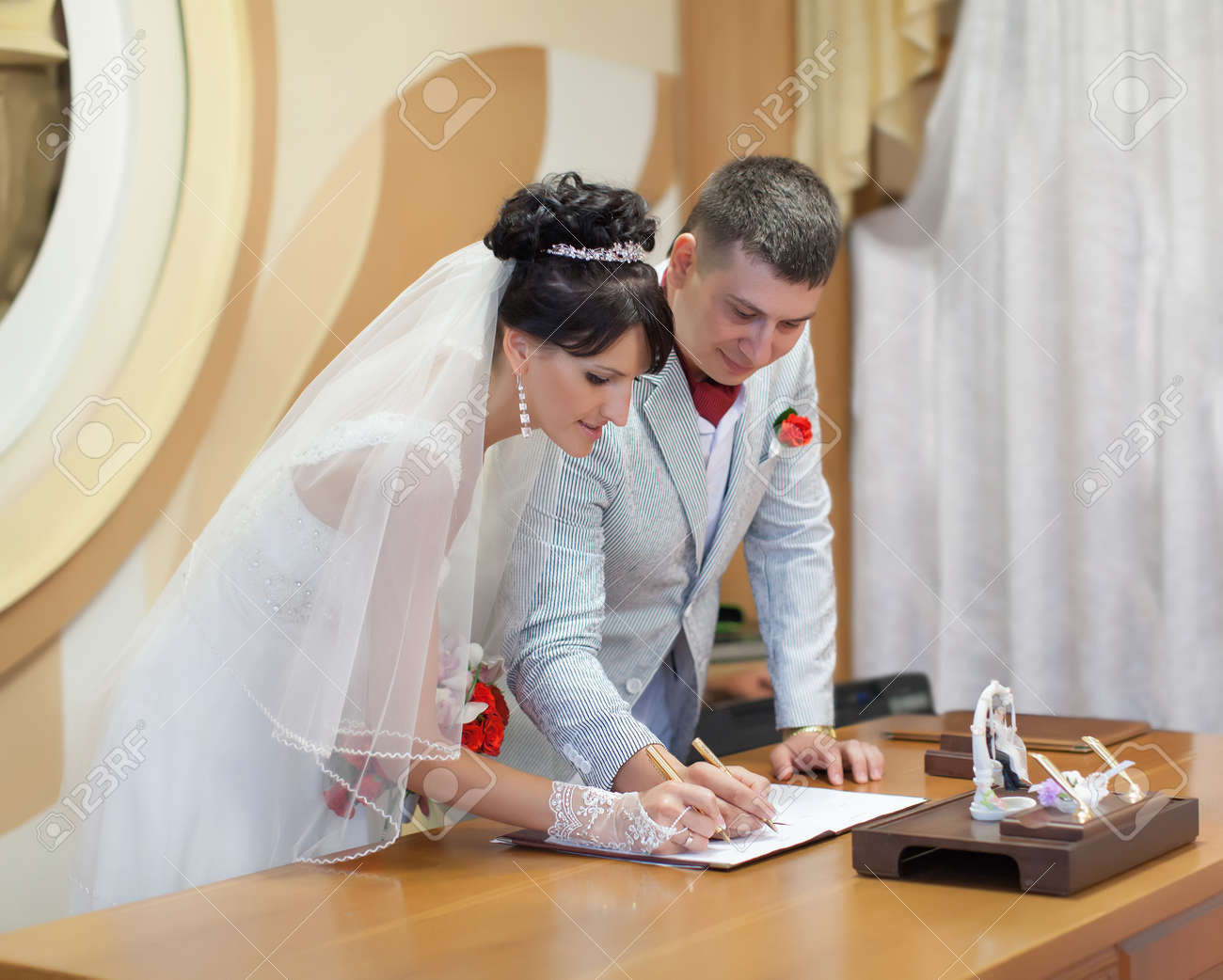 結婚式 結婚許可証または結婚式の契約署名する新郎新婦 の写真素材 画像素材 Image
