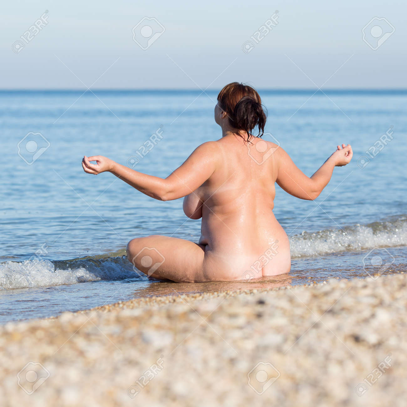 Denizde Kilolu Orta Yaşlı Kadın. Çıplak Kilolu Kadın Suların Kenarında  Oturur Royalty Free Stok Fotoğraf, Resimler, Görseller ve Stok  Fotoğrafçılık. Image 53053706