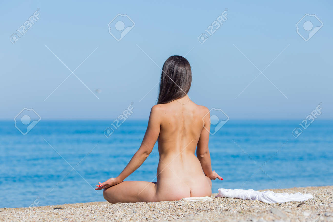 Chica En El Mar. Mujer Joven Desnuda Sentada En La Orilla Del Mar De  Guijarros, De Visión Trasera Fotos, retratos, imágenes y fotografía de  archivo libres de derecho. Image 62945679