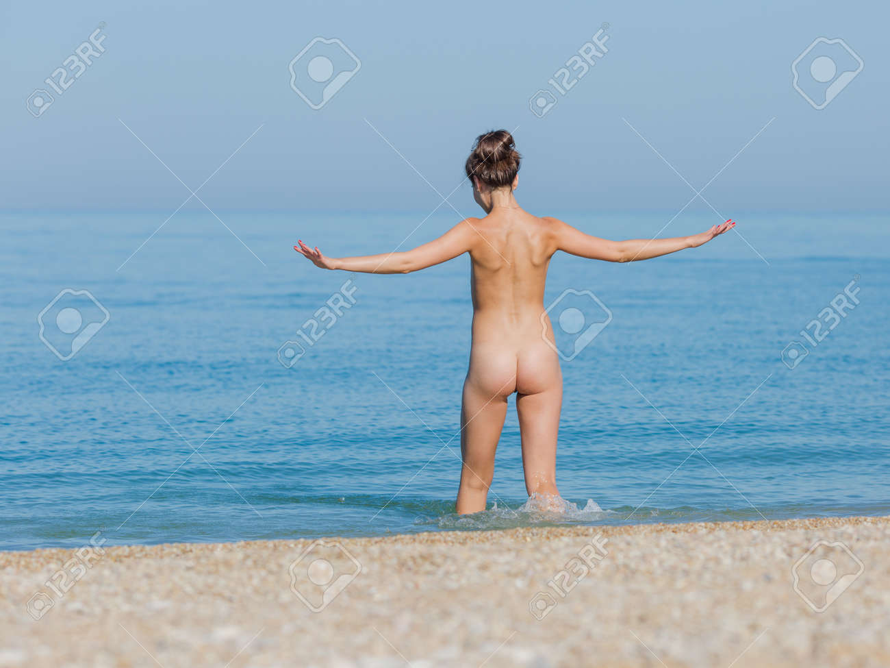 全裸海 全裸で。 裸の若い女性が海に入るの写真素材・画像素材 Image 62945693