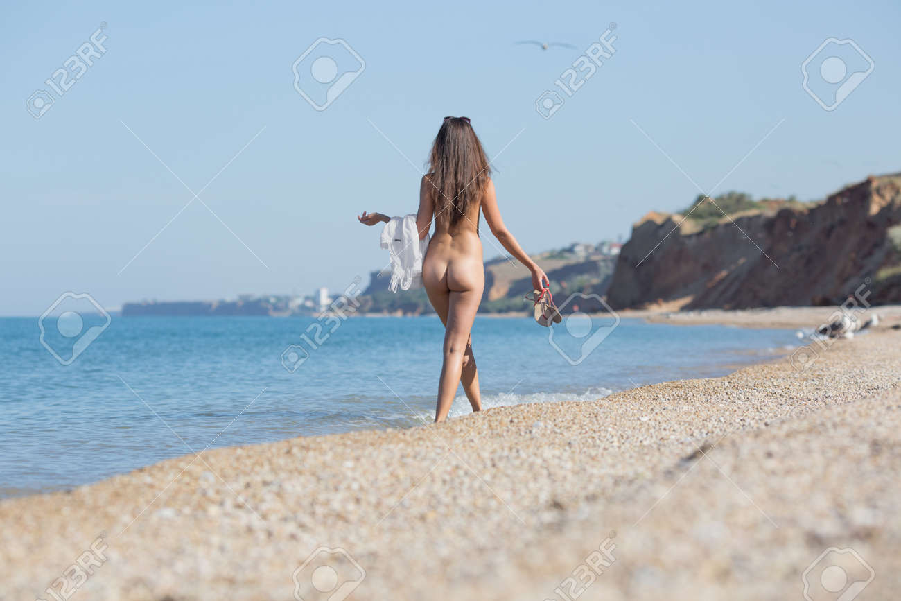 Chica En El Mar. Joven Desnuda Caminando Por La Orilla Del Mar De Guijarros  Fotos, retratos, imágenes y fotografía de archivo libres de derecho. Image  65398575