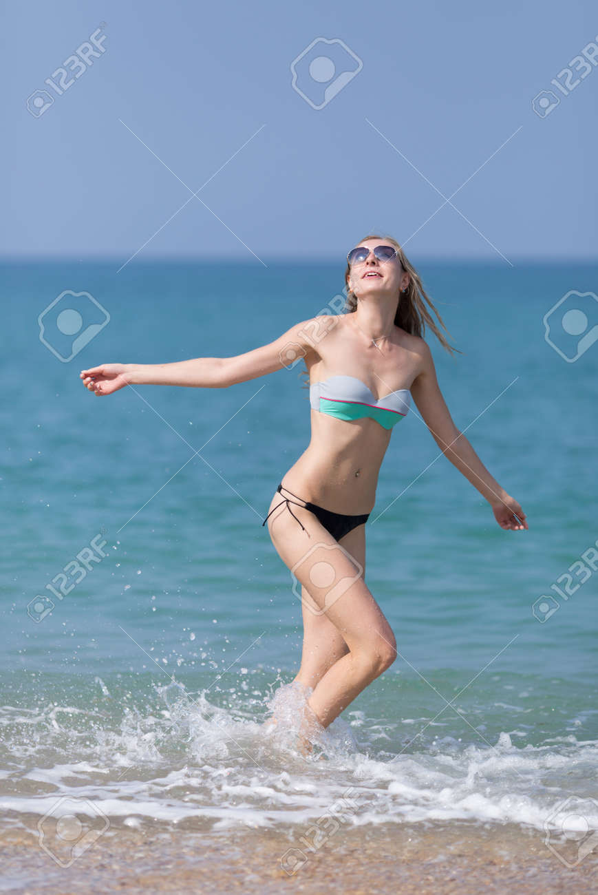 水着の少女は 海に沿って行きます ビキニとサングラスの広げられた腕によって海岸に沿って実行している魅力的な若い女性 の写真素材 画像素材 Image 水着の少女は 海に沿って行きます ビキニとサングラスの広げられた腕によって海岸に沿って実行している魅力的な若い女性 の写真素材 画像素材 Image