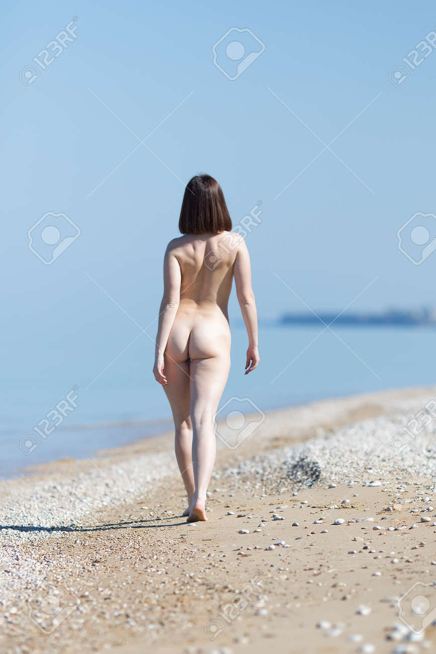 海で若い女性。小石の海岸に沿って歩く裸の女の子の写真素材・画像素材 Image 80352042