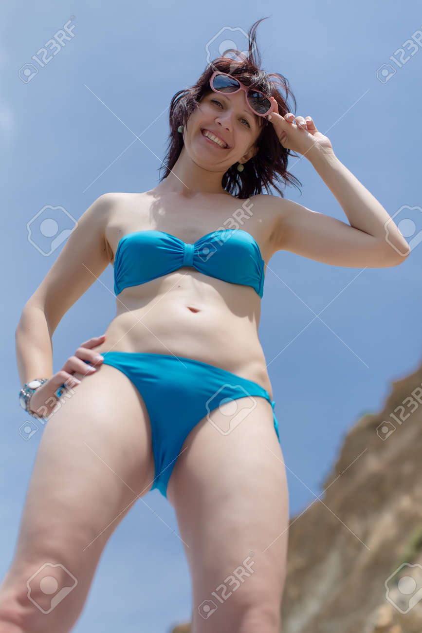 屋外のビキニで中年の女性 空腰に手でポーズ ビキニで魅力的な女の子 の写真素材 画像素材 Image 屋外のビキニで中年の女性 空腰に手でポーズ ビキニで魅力的な女の子 の写真素材 画像素材 Image