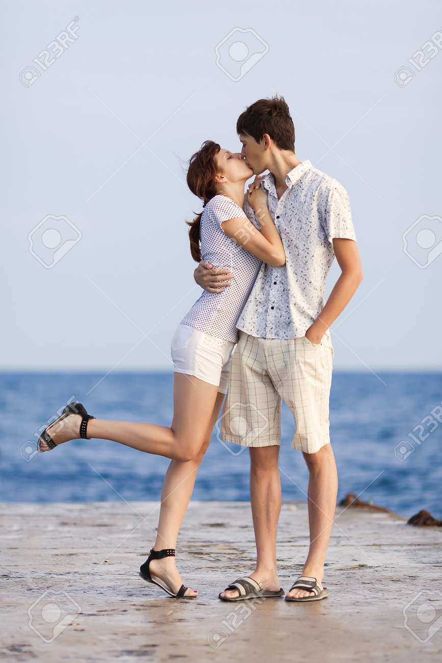부두에서 유혹 하는 젊은 부부. 롤링 바다에 대해 그의 여자 친구에게 키스하는 마른 남자 로열티 무료 사진, 그림, 이미지 그리고  스톡포토그래피. Image 116138020
