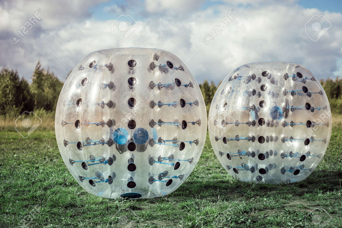 新しい Funsport 緑の芝生でプレーするサッカーのバンパー ボール の写真素材 画像素材 Image