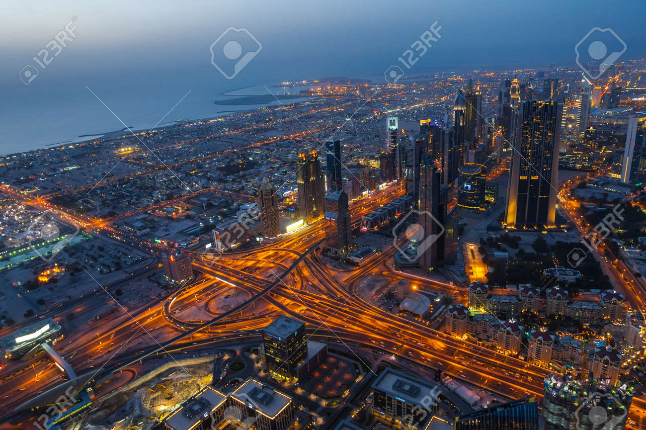 ブルジュ ハリーファからドバイの夜景 ドバイ アラブ首長国連邦 の写真素材 画像素材 Image